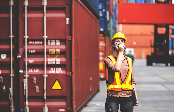 ocean-lcl-logistics-worker-port