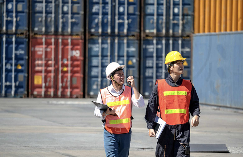 ocean-lcl-logistics-workers-port
