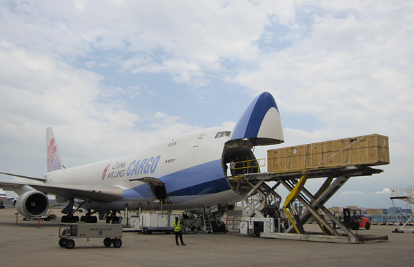 china-airlines-cargo-plane-loading-wooden-crate
