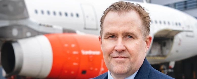 Allan Melgaard in front of an airplane 