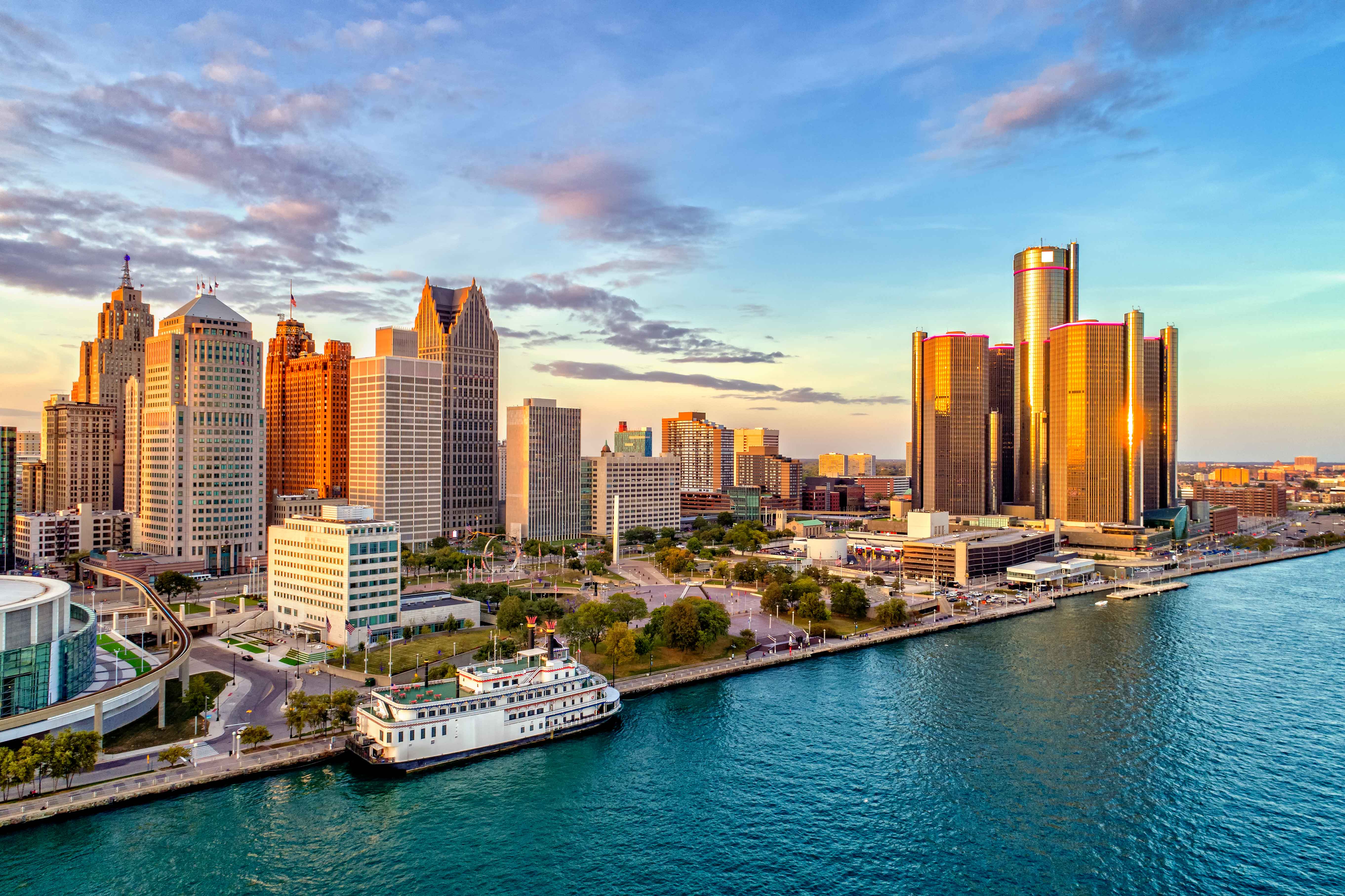 detroit-skyline-renaissance-center-riverfront