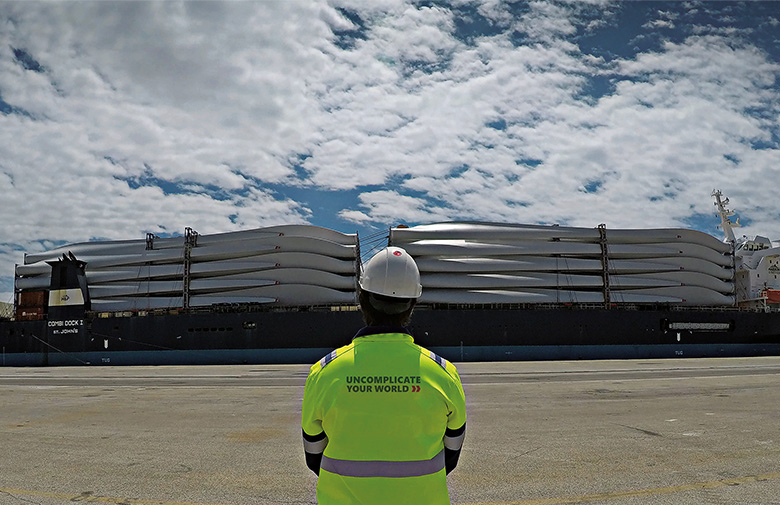 break-bulk-logistics-worker-wind-turbine-blades