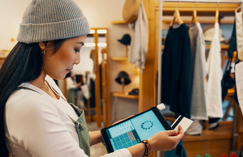 retail-supply-chain-management-tablet