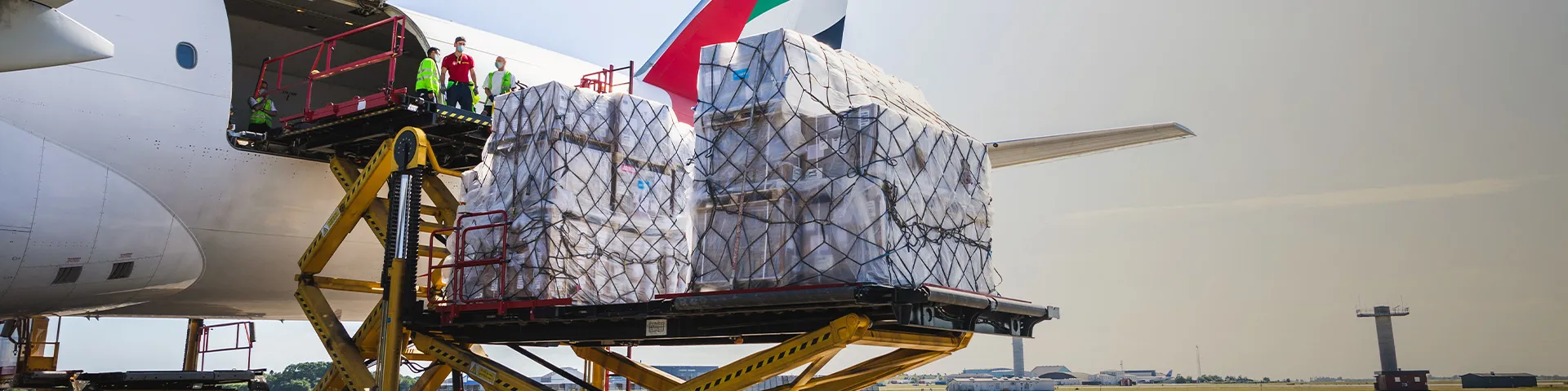 airfreight-cargo-loading-emirates-skycargo-plane.