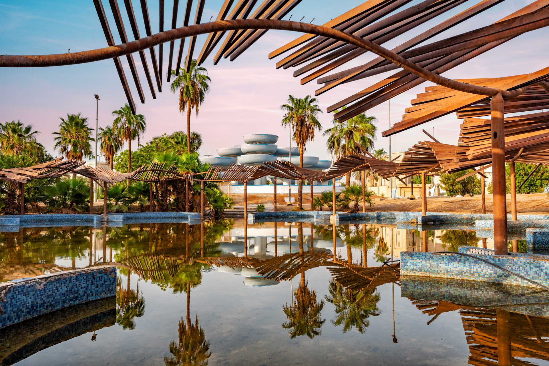 jeddah-park-wooden-pergolas-palm-trees-reflection