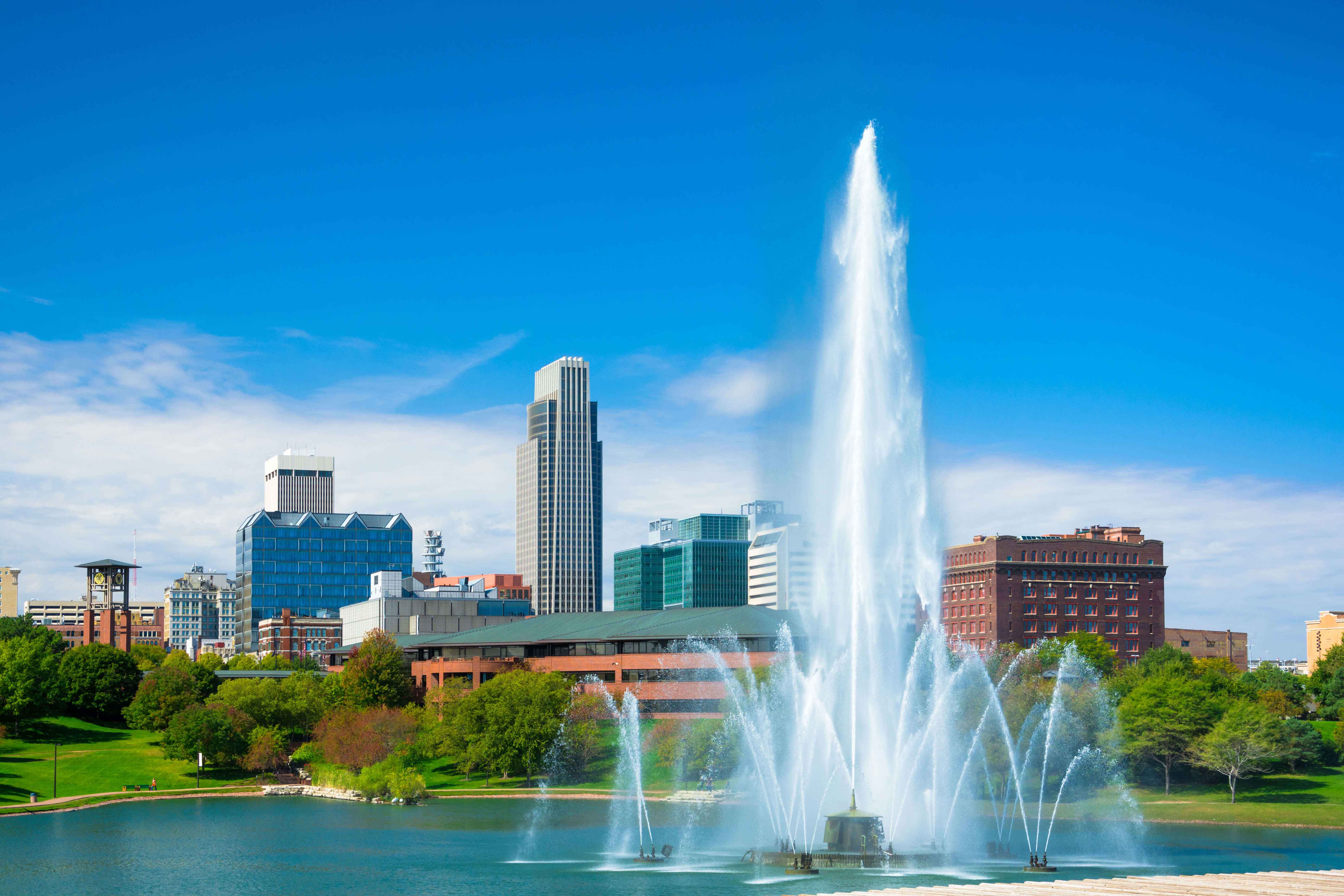 omaha-nebraska-skyline-water-fountain