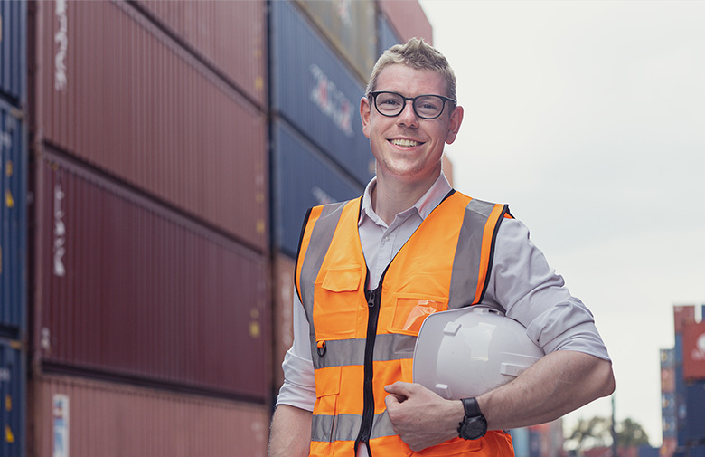 logistics-worker-fcl-shipping-containers