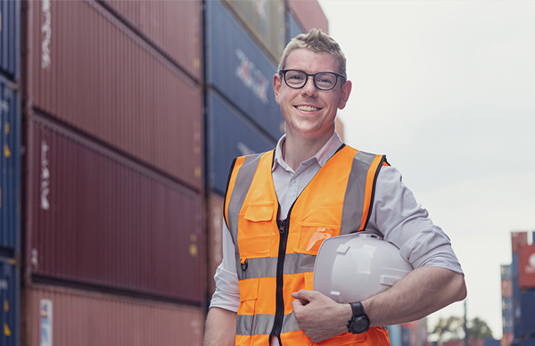 logistics-worker-fcl-shipping-containers
