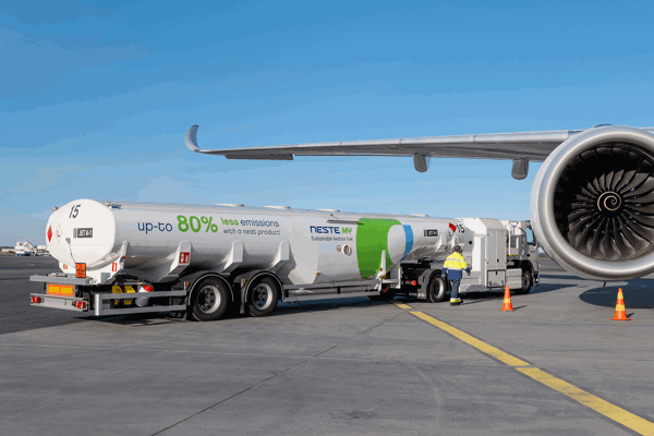 sustainable aviation-fuel-truck-airplane-refueling