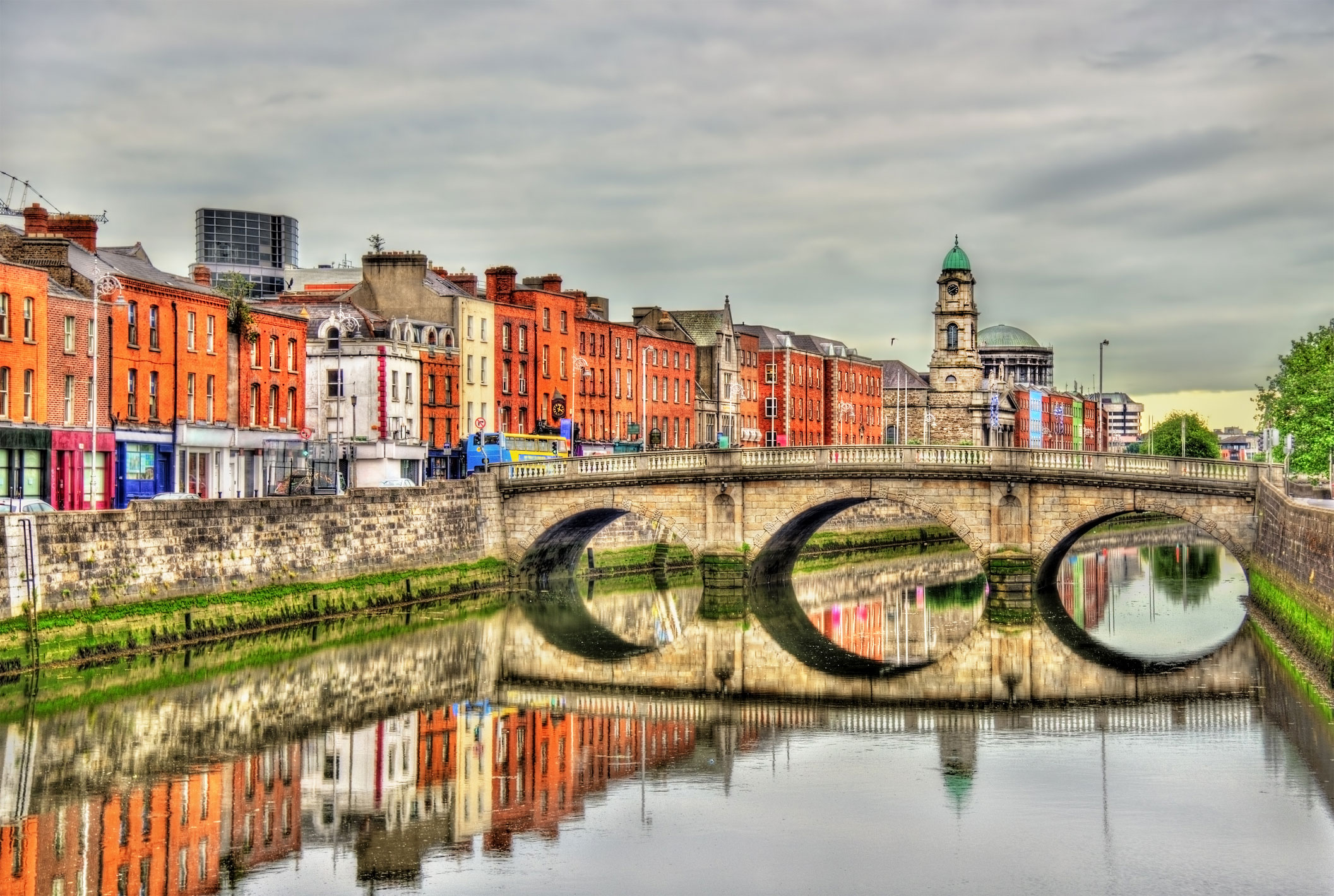 river-liffey-bridge-georgian-buildings-dublin